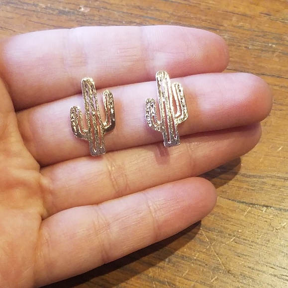 NWOT Adorable Rose Gold Cactus Studs - Picture 3 of 7